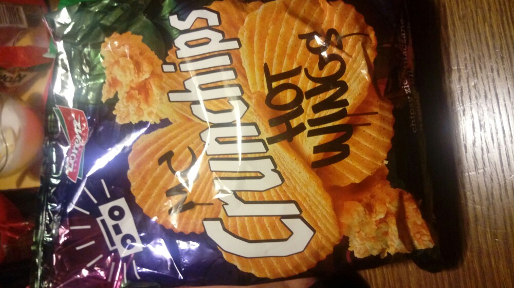 Chipsy ziemniaczane grubo krojone o smaku pikantnych skrzydełek Crunchips 