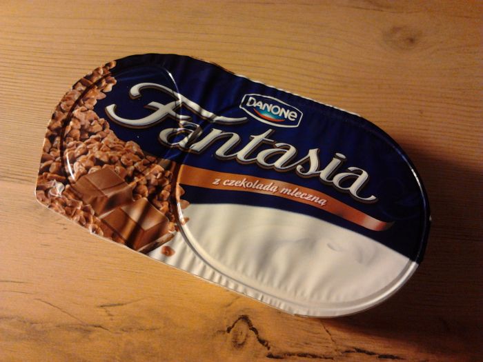 Jogurt Fantasia z czekoladą mleczną Danone 
