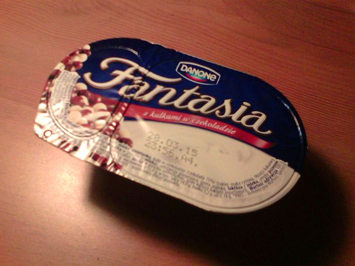 Jogurt Fantasia z kulkami w czekoladzie 
