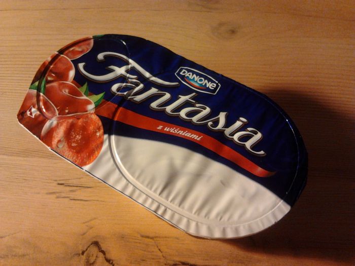 Jogurt Fantasia z wiśniami Danone 