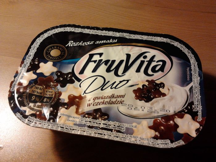 Jogurt FruVita Duo z gwiazdkami w czekoladzie biedronka