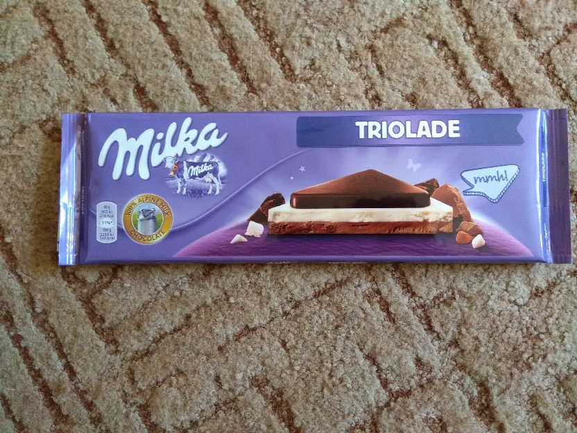 Milka Triolade - Czekolada mleczna z mleka alpejskiego (35%), czekolada biała (42%), czekolada mleczna z mleka alpejskiego o zwiększonej zawartości masy kakaowej (23%) 